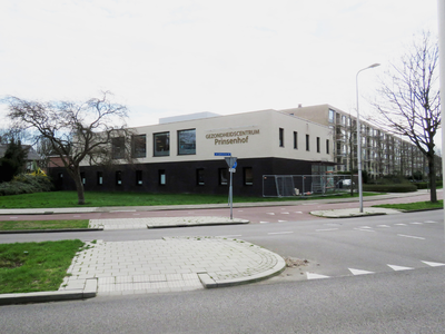 848644 Gezicht op de achter- en zijgevel van het onlangs geopende Gezondheidscentrum De Prinsenhof (Eykmanlaan 433) te ...